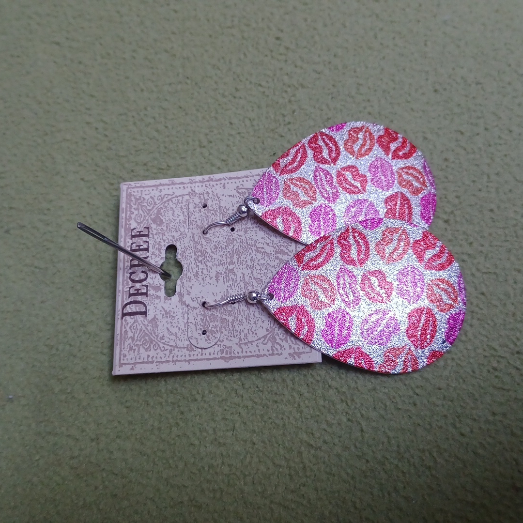 Decree Kiss Earrings 7$